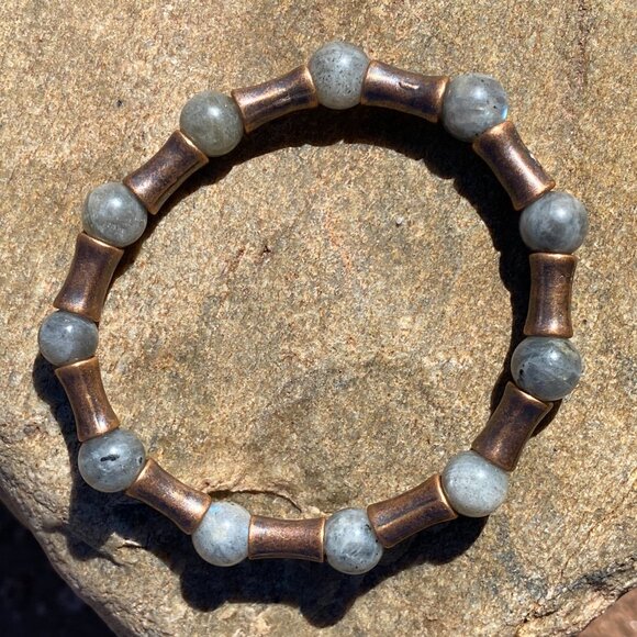 Wanderer and Gatherer - Labradorite and Metal bracelet - Picture 8 of 10